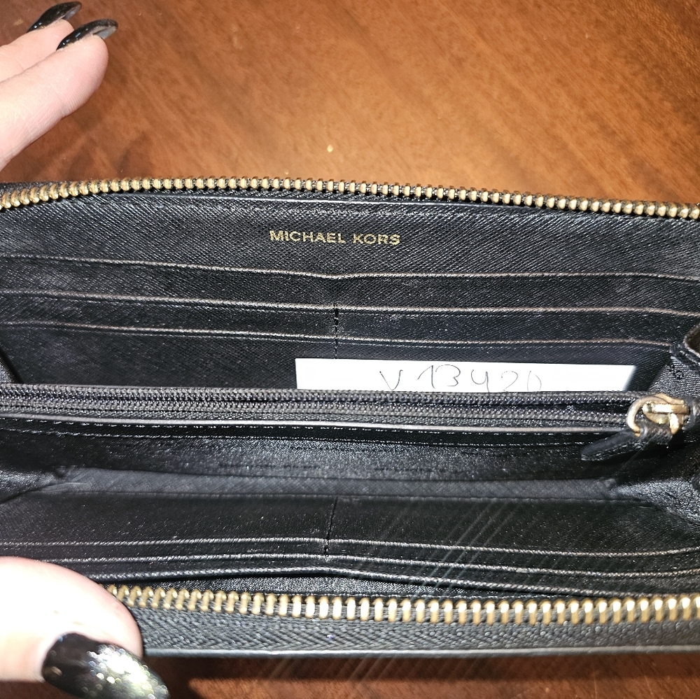 Michael Kors Wallet in black zippy wallet - Picture 6 of 9
